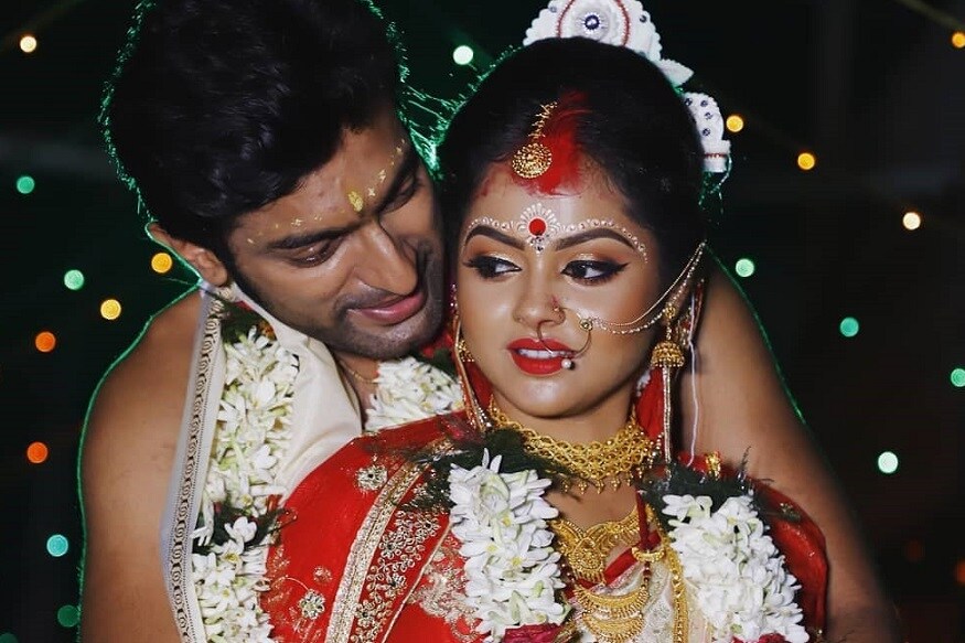 ♦ রিল লাইফে বিয়ে করেছেন অনেকবারই ৷ তবে এ বার রিল লাইফে বিয়েটা সেরে ফেললেন টেলি পাড়ার নতুন দম্পতি জিতু কমল ও নবনীতা ৷ ♦ রিল লাইফে বিয়ে করেছেন অনেকবারই ৷ তবে এ বার রিল লাইফে বিয়েটা সেরে ফেললেন টেলি পাড়ার নতুন দম্পতি জিতু কমল ও নবনীতা ৷