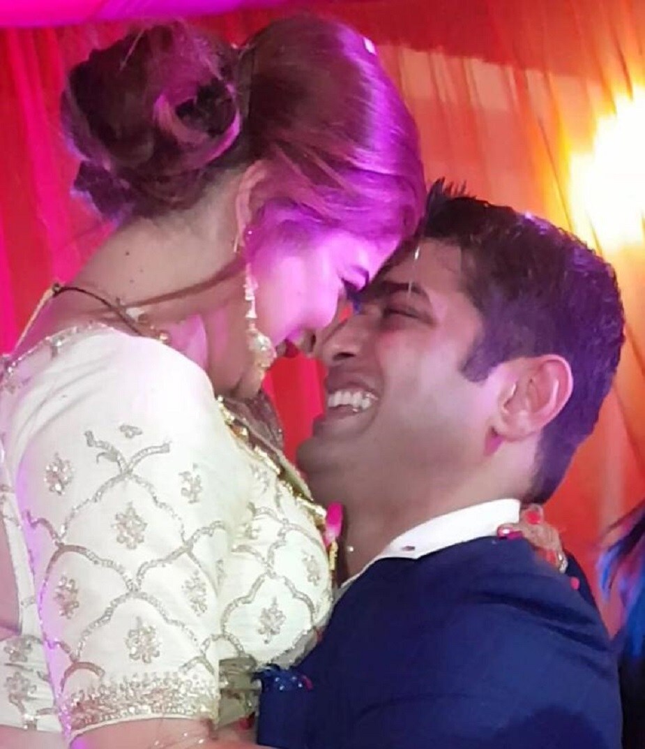 ♦ শ্রাবন্তীর শাশুড়ি বৌমাকে বরণ করে নিয়ে উপহার দিলেন সোনার গয়না ৷ ছবি সৌজন্যে : শ্রাবন্তী চট্টোপাধ্যায় ৷ ♦ শ্রাবন্তীর শাশুড়ি বৌমাকে বরণ করে নিয়ে উপহার দিলেন সোনার গয়না ৷ ছবি সৌজন্যে : শ্রাবন্তী চট্টোপাধ্যায় ৷