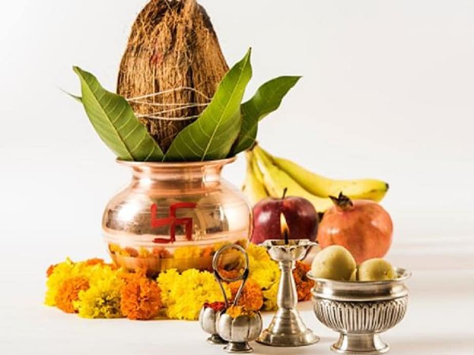 বিষ্যপুরাণে রয়েছে এক অহংকারী ব্রাহ্মণের কাহিনি। ব্রাহ্মণ কখনও কাউকে সাহায্য করতেন না। একদিন খিদে, পিপাসায় কাতর এক ব্যক্তি ব্রাহ্মণের কাছে জল চাইলে তিনি মুখের উপর দরজা বন্ধ করে দেন। বন্ধ ঘরের ভিতর থেকে বলেন, তাঁর ঘরে দেওয়ার মতো কিছুই নেই। কিন্তু ব্রাহ্মণ-পত্নী দয়াবতী। তিনি স্বামীর নিষেধ অমান্য করে তৃষ্ণার্ত ব্যক্তিকে অন্ন ও জলদান করেন।Photo Source: Collected বিষ্যপুরাণে রয়েছে এক অহংকারী ব্রাহ্মণের কাহিনি। ব্রাহ্মণ কখনও কাউকে সাহায্য করতেন না। একদিন খিদে, পিপাসায় কাতর এক ব্যক্তি ব্রাহ্মণের কাছে জল চাইলে তিনি মুখের উপর দরজা বন্ধ করে দেন। বন্ধ ঘরের ভিতর থেকে বলেন, তাঁর ঘরে দেওয়ার মতো কিছুই নেই। কিন্তু ব্রাহ্মণ-পত্নী দয়াবতী। তিনি স্বামীর নিষেধ অমান্য করে তৃষ্ণার্ত ব্যক্তিকে অন্ন ও জলদান করেন।Photo Source: Collected