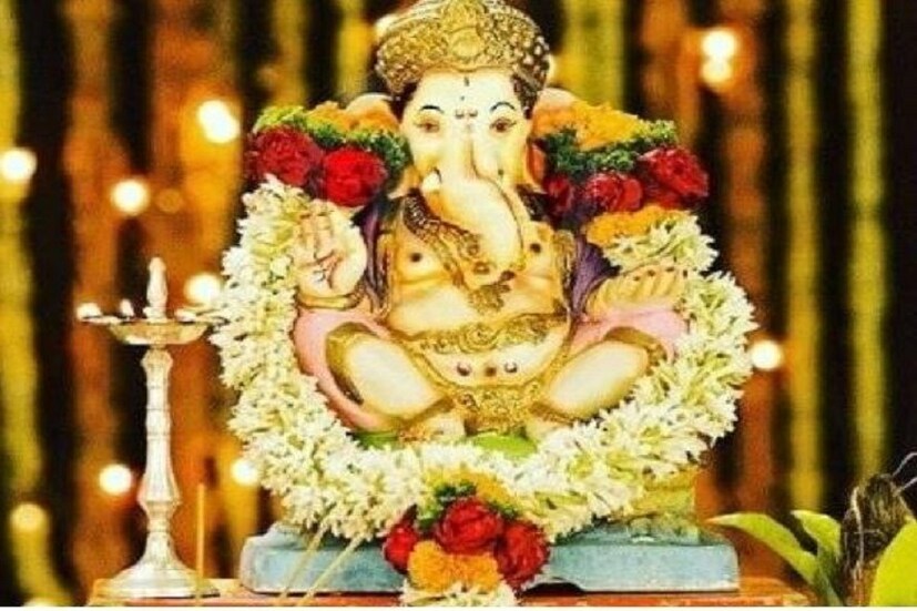 ঘরের মধ্যেই এমন জায়গায় সিদ্ধিদাতা গণেশের ছবি রাখা উচিৎ যেখান দিয়ে বাইরে যাওয়ার সময়ে মাথার উপরে একমাত্র তিনিই থাকেন ৷