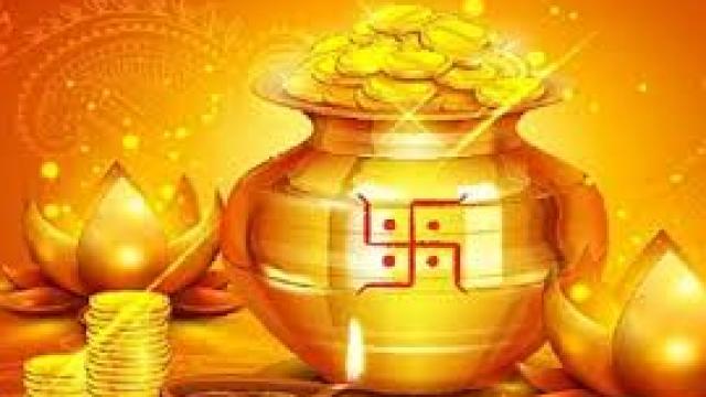 মৃত্যুর পর ব্রাহ্মণের আত্মার ঠাঁই হয় যমলোকে। সেখানে অন্ন-জল বিনা নিদারুণ কষ্টে দিন কাটে আত্মার। অবশেষে পত্নীর পুণ্যকর্মে একসময় যমলোক থেকে মুক্তি পেল আত্মা। ব্রাহ্মণ পুনর্জন্মলাভ করলেন। সেই জন্মে অক্ষয় তৃতীয়ার ব্রত ভক্তিভরে পালন করে যশস্বী হলেন ব্রাহ্মণ। বিগত জন্মের পাপস্ক্ষালন হল নবজন্মে। সত্যযুগের শুরু অক্ষয় তৃতীয়ায়। কৃষিপ্রধান দেশ ভারতবর্ষে অক্ষয় তৃতীয়ার দিনটিতে অনেক জায়গাতেই ধরিত্রীদেবীর পুজো করা হয়।Photo Source: Collected মৃত্যুর পর ব্রাহ্মণের আত্মার ঠাঁই হয় যমলোকে। সেখানে অন্ন-জল বিনা নিদারুণ কষ্টে দিন কাটে আত্মার। অবশেষে পত্নীর পুণ্যকর্মে একসময় যমলোক থেকে মুক্তি পেল আত্মা। ব্রাহ্মণ পুনর্জন্মলাভ করলেন। সেই জন্মে অক্ষয় তৃতীয়ার ব্রত ভক্তিভরে পালন করে যশস্বী হলেন ব্রাহ্মণ। বিগত জন্মের পাপস্ক্ষালন হল নবজন্মে। সত্যযুগের শুরু অক্ষয় তৃতীয়ায়। কৃষিপ্রধান দেশ ভারতবর্ষে অক্ষয় তৃতীয়ার দিনটিতে অনেক জায়গাতেই ধরিত্রীদেবীর পুজো করা হয়।Photo Source: Collected
