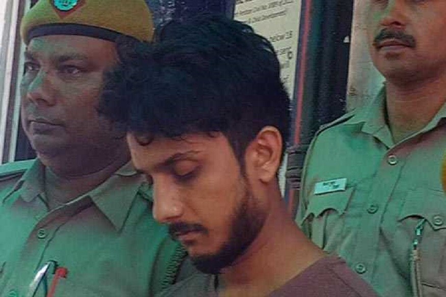 ♦ মাথায় তখন খুন চেপে গিয়েছিল ৷ আর রাগের চোটে বাবাকেই খুন করে ফেলল ছেলে। শুধু তাই নয়, খুনের পর বাবার দেহকে ২৫টি টুকরো করেছিল ছেলে। এই ঘটনায় গোটা দিল্লিতে চাঞ্চল্য তৈরি হয়েছে। ♦ মাথায় তখন খুন চেপে গিয়েছিল ৷ আর রাগের চোটে বাবাকেই খুন করে ফেলল ছেলে। শুধু তাই নয়, খুনের পর বাবার দেহকে ২৫টি টুকরো করেছিল ছেলে। এই ঘটনায় গোটা দিল্লিতে চাঞ্চল্য তৈরি হয়েছে।