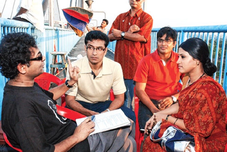 'সানগ্লাস' ছবির শ্যুটিং-এ আলোচনায় ব্যস্ত ঋতুপর্ণ ঘোষ। সঙ্গে রয়েছেন টোটা রায়চৌধুরি ও কঙ্কনা সেনশর্মা।photo source collected 'সানগ্লাস' ছবির শ্যুটিং-এ আলোচনায় ব্যস্ত ঋতুপর্ণ ঘোষ। সঙ্গে রয়েছেন টোটা রায়চৌধুরি ও কঙ্কনা সেনশর্মা।photo source collected