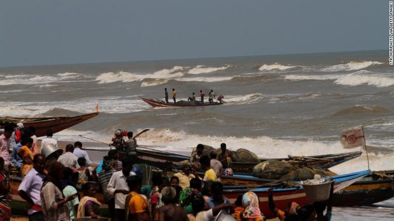 এদিকে ঘূর্ণিঝড়ের সময় চট্টগ্রাম, নোয়াখালী, লক্ষ্মীপুর, ফেনী, চাঁদপুর, বরগুনা, পটুয়াখালী, বরিশাল, ভোলা, পিরোজপুর, ঝালকাঠি, বাগেরহাট, খুলনা, সাতক্ষীরা জেলাগুলিতে ভারী থেকে অতি ভারী বৃষ্টিসহ ঘণ্টায় ৯০ থেকে ১১০ কিলোমিটার বেগে ঝোড়ো হাওয়াচলতে পারে ৷ এদিকে ঘূর্ণিঝড়ের সময় চট্টগ্রাম, নোয়াখালী, লক্ষ্মীপুর, ফেনী, চাঁদপুর, বরগুনা, পটুয়াখালী, বরিশাল, ভোলা, পিরোজপুর, ঝালকাঠি, বাগেরহাট, খুলনা, সাতক্ষীরা জেলাগুলিতে ভারী থেকে অতি ভারী বৃষ্টিসহ ঘণ্টায় ৯০ থেকে ১১০ কিলোমিটার বেগে ঝোড়ো হাওয়াচলতে পারে ৷