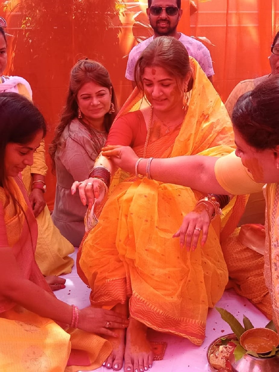 ♦ সাত পাকে বাঁধা পড়লেন বন্ধু রোশন সিংয়ের সঙ্গে ৷ আলাপ খুব একটা বেশিদিন হয়নি ৷ তবে, তাঁদের সখ্যতাকে তাঁরা একটা সম্পর্কে বাঁধতে চেয়েছিলেন ৷ ছবি সৌজন্যে : শ্রাবন্তী চট্টোপাধ্যায় ৷ ♦ সাত পাকে বাঁধা পড়লেন বন্ধু রোশন সিংয়ের সঙ্গে ৷ আলাপ খুব একটা বেশিদিন হয়নি ৷ তবে, তাঁদের সখ্যতাকে তাঁরা একটা সম্পর্কে বাঁধতে চেয়েছিলেন ৷ ছবি সৌজন্যে : শ্রাবন্তী চট্টোপাধ্যায় ৷