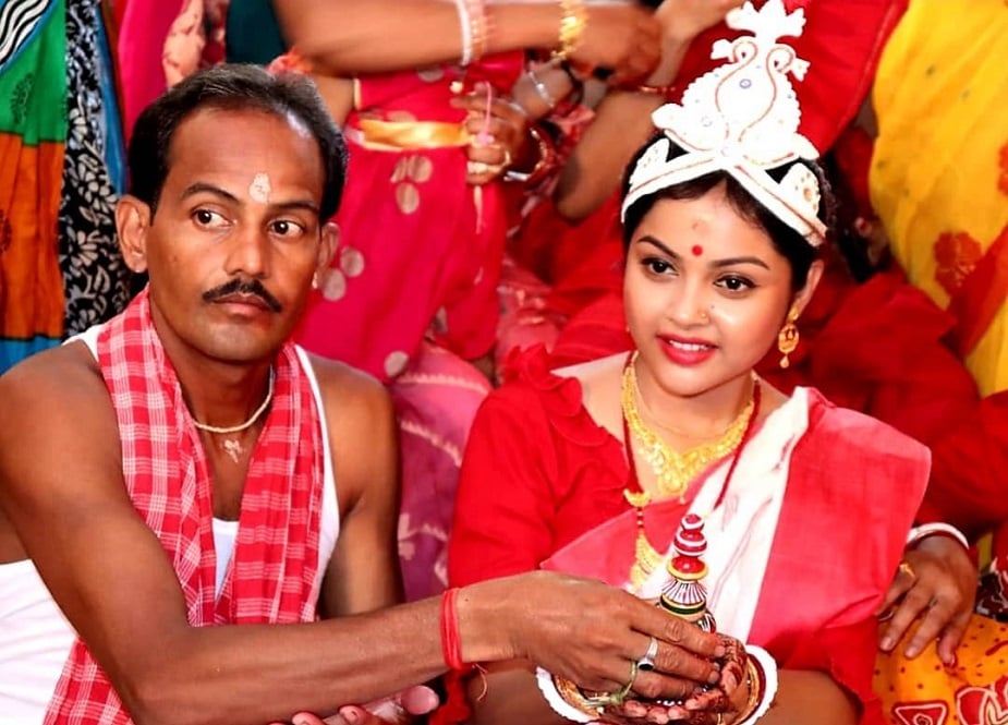 ♦ বিয়েতে এক্কেবারে অন্যভাবে সাজলেন নবনীতা ৷ লাল টুকটুকে বেনারসীতে নয় ৷ বরং লাল পেড়ে সাজা জমির বেনারসীতে নিজেকে সাজিয়ে তুললেন নবনীতা ৷ সঙ্গে বাহারি সোনার গয়না ৷ ♦ বিয়েতে এক্কেবারে অন্যভাবে সাজলেন নবনীতা ৷ লাল টুকটুকে বেনারসীতে নয় ৷ বরং লাল পেড়ে সাজা জমির বেনারসীতে নিজেকে সাজিয়ে তুললেন নবনীতা ৷ সঙ্গে বাহারি সোনার গয়না ৷