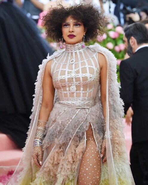 ♦ নিউ ইয়র্কের মেট্রোপলিটন মিউজিয়াম অব আর্ট অ্যানুয়ালির অনুষ্ঠানের সকালটাই এক্কেবারে অন্যরকম করে দিলেন ‘দেশি গার্ল’প্রিয়াঙ্কা চোপড়া ৷ ছবি: ইনস্টাগ্রাম ৷