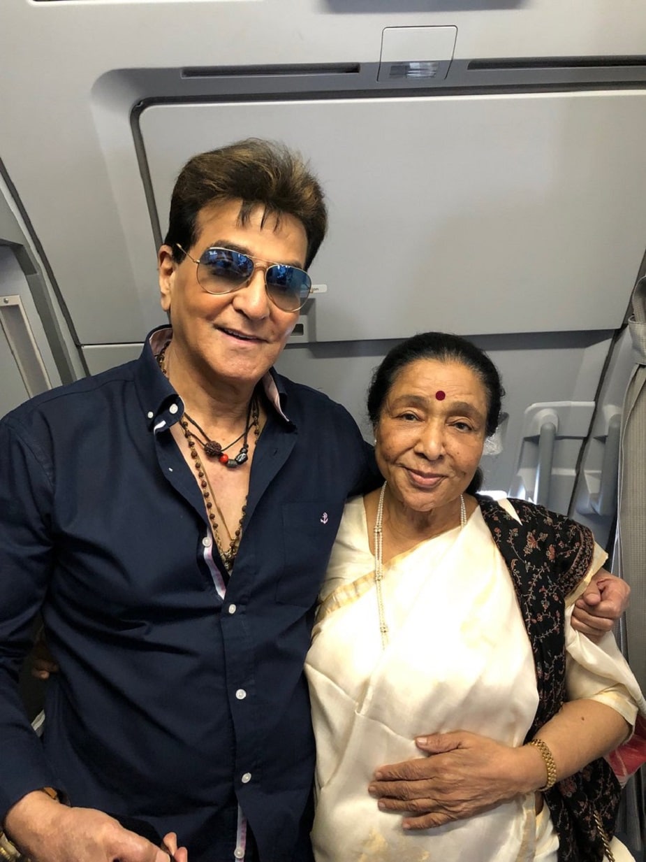 ♦ রাত নটা নাগাদ শপথ গ্রহণ অনুষ্ঠান শেষে হয়। বাড়ি ফেরার মুখে যে যাঁর মত ব্যস্ত হয়ে পড়লে ঘটে বিপত্তি, ভিড়ের মধ্যে দিশেহারা হয়ে পরেন আশা ভোঁসলে। সকলের অলক্ষ্যে অসহায় অবস্থায় বাড়ি ফেরার চেষ্টা করছিলেন তিনিও। কিন্তু সাহায্যের হাত বাড়িয়ে দেননি কেউই। ♦ রাত নটা নাগাদ শপথ গ্রহণ অনুষ্ঠান শেষে হয়। বাড়ি ফেরার মুখে যে যাঁর মত ব্যস্ত হয়ে পড়লে ঘটে বিপত্তি, ভিড়ের মধ্যে দিশেহারা হয়ে পরেন আশা ভোঁসলে। সকলের অলক্ষ্যে অসহায় অবস্থায় বাড়ি ফেরার চেষ্টা করছিলেন তিনিও। কিন্তু সাহায্যের হাত বাড়িয়ে দেননি কেউই।