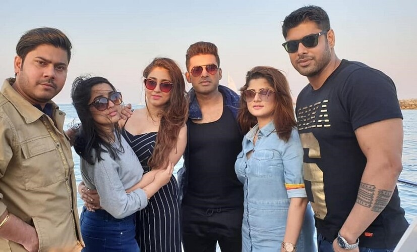 ♦ ফিরেই সোজা শুটিং ফ্লোরে শ্রাবন্তী। এর পাশাপাশি রোশনও ফিরেছেন তাঁর কাজে ৷ ছবি: ইনস্টাগ্রাম ৷