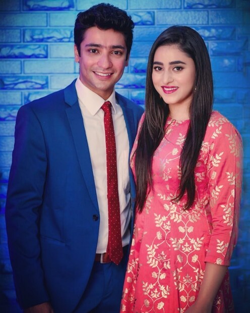 ♦ সাউথ সিটিতে বসেছিল বিয়ের আসর ৷ বিয়ের দিন ট্রাজিশনাল লাল বেনারসী আর সোনার গয়নায় সেজেছিলেন নায়িকা ৷ সেই ছবি সোশ্যাল মিডিয়ায় ভাইরাল হয়ে গিয়েছিল ৷