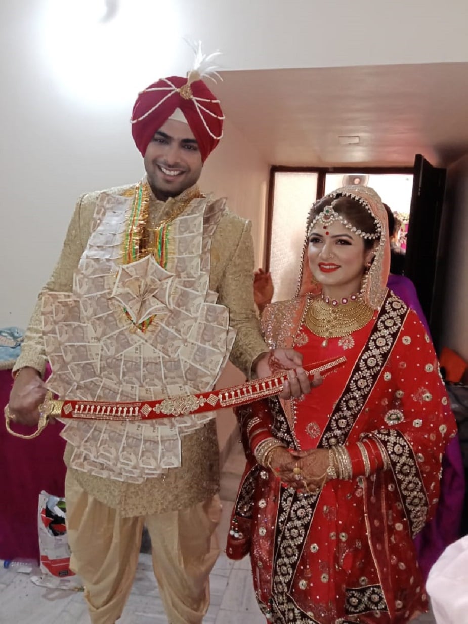 ♦ কয়েকদিন আগে চুপিসারে অমৃতসারে বিয়ে সেরেছেন টলিউড অভিনেত্রী শ্রাবন্তী চট্টোপাধ্যায় ৷ বন্ধু রোশন সিংয়ের সঙ্গে পঞ্জাবি রীতি নীতি মেনে চার হাত এক হয়েছে নায়িকার ৷ এরপরও কাঁটাছেড়াও কম হয়নি ৷ তৃতীয়বার বিয়ে করায় সোশ্যাল মিডিয়ায় কটুক্তির স্বীকার হন তিনি ৷ ♦ কয়েকদিন আগে চুপিসারে অমৃতসারে বিয়ে সেরেছেন টলিউড অভিনেত্রী শ্রাবন্তী চট্টোপাধ্যায় ৷ বন্ধু রোশন সিংয়ের সঙ্গে পঞ্জাবি রীতি নীতি মেনে চার হাত এক হয়েছে নায়িকার ৷ এরপরও কাঁটাছেড়াও কম হয়নি ৷ তৃতীয়বার বিয়ে করায় সোশ্যাল মিডিয়ায় কটুক্তির স্বীকার হন তিনি ৷