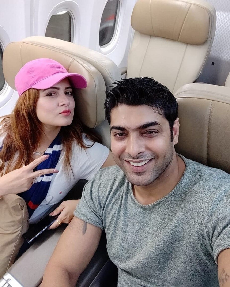 ♦ ইন্দোনেশিয়া থেকে সোশ্যাল মিডিয়ায় নিজেদের বেশ কিছু ছবিও পোস্ট করেছিলেন রোশন ৷ ছবি: ইনস্টাগ্রাম ৷ ♦ ইন্দোনেশিয়া থেকে সোশ্যাল মিডিয়ায় নিজেদের বেশ কিছু ছবিও পোস্ট করেছিলেন রোশন ৷ ছবি: ইনস্টাগ্রাম ৷