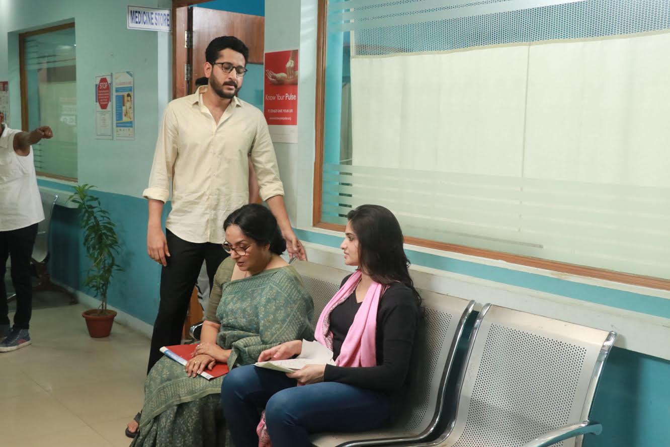 প্রথমেই বলে রাখি এই ছবির প্রেক্ষাপট হিমাচল প্রদেশের পাহাড়ি এলাকা ৷ ছোট্ট পরিবার অনির্বান ও টুয়ার ৷ তাঁদের রয়েছে একটি মিষ্টি মেয়ে জিনিয়া ৷ হিমাচলে তাঁদের সুন্দর বাড়ি ৷ ভালোই চলছিল তাঁদের জীবনযাপন ৷ তবে তাল কাটল হঠাৎ ৷ প্রথমেই বলে রাখি এই ছবির প্রেক্ষাপট হিমাচল প্রদেশের পাহাড়ি এলাকা ৷ ছোট্ট পরিবার অনির্বান ও টুয়ার ৷ তাঁদের রয়েছে একটি মিষ্টি মেয়ে জিনিয়া ৷ হিমাচলে তাঁদের সুন্দর বাড়ি ৷ ভালোই চলছিল তাঁদের জীবনযাপন ৷ তবে তাল কাটল হঠাৎ ৷