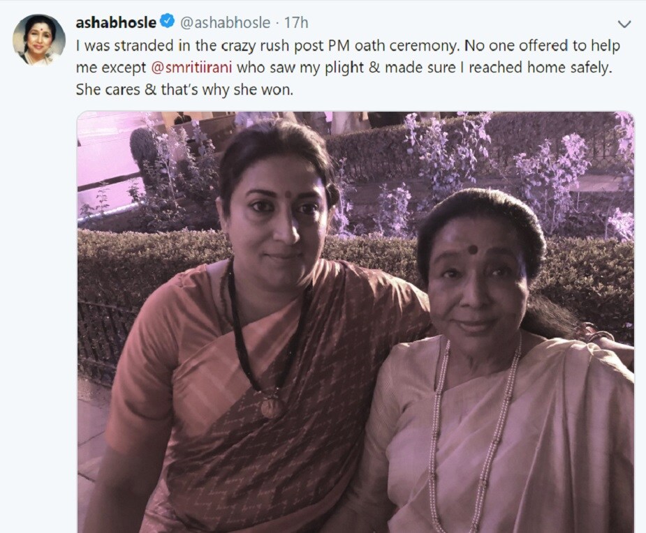 ♦ এমনই অবস্থায় কেন্দ্রীয় মন্ত্রী স্মৃতি ইরানি পাশে এসে দাঁড়িয়ে ছিলেন তাঁর। তাঁকে বাড়ি ফিরতে সাহায্য করেছিলেন তিনি। কেন্দ্রিয় মন্ত্রীর সাহায্যের হাত বাড়িয়ে দেওয়ায় স্বস্তি বোধ করেন আশা ভোঁসলে। তাই বাড়ি ফিরেই স্মৃতির প্রশংসায় মুখ খুললেন তিনি। সোশ্যাল মিডিয়ায় পোস্ট করে সমস্ত ঘটনার বিবরণ দিয়ে আশা লেখেন, ‘স্মৃতি সকলের যত্ন নেয়, তাই ও জয়ের মুখ দেখে।’ ♦ এমনই অবস্থায় কেন্দ্রীয় মন্ত্রী স্মৃতি ইরানি পাশে এসে দাঁড়িয়ে ছিলেন তাঁর। তাঁকে বাড়ি ফিরতে সাহায্য করেছিলেন তিনি। কেন্দ্রিয় মন্ত্রীর সাহায্যের হাত বাড়িয়ে দেওয়ায় স্বস্তি বোধ করেন আশা ভোঁসলে। তাই বাড়ি ফিরেই স্মৃতির প্রশংসায় মুখ খুললেন তিনি। সোশ্যাল মিডিয়ায় পোস্ট করে সমস্ত ঘটনার বিবরণ দিয়ে আশা লেখেন, ‘স্মৃতি সকলের যত্ন নেয়, তাই ও জয়ের মুখ দেখে।’