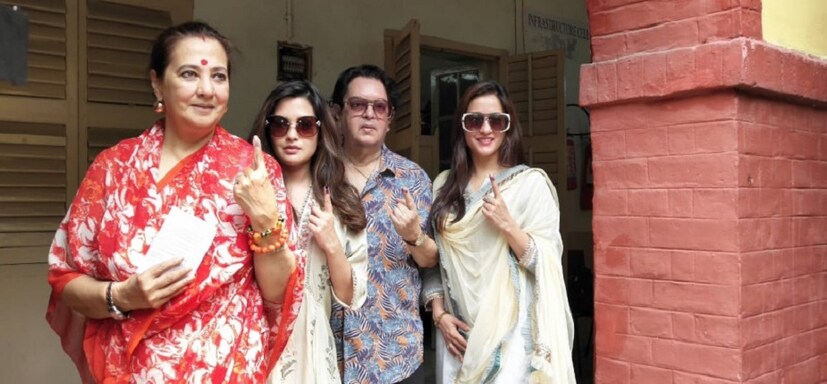 ডেভিড হেয়ার ট্রেনিং কলেজে ভোট দিল গোটা সেন পরিবার