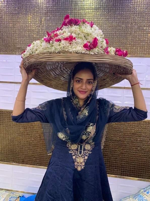 • ভোটের ফলাফল ঘোষণা হতেই তাই নুসরত পৌঁছে গিয়েছেন আজমের শরিফের দরগায় ৷ পুজো দিয়েছেন ৷ প্রার্থনা করেছেন ৷ আর তারপরেই একটি খবর ছড়িয়ে পড়েছে দ্রুত ৷ ছবি: ট্যুইটার ৷ • ভোটের ফলাফল ঘোষণা হতেই তাই নুসরত পৌঁছে গিয়েছেন আজমের শরিফের দরগায় ৷ পুজো দিয়েছেন ৷ প্রার্থনা করেছেন ৷ আর তারপরেই একটি খবর ছড়িয়ে পড়েছে দ্রুত ৷ ছবি: ট্যুইটার ৷