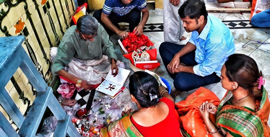 ♦ একই সঙ্গে এদিনটিতে মা লক্ষ্মীরও পুজো করার দিন ৷ সেই কারণে বিষ্ণুবক্ষলগ্না দেবী লক্ষ্মীর ব্রতকথা পাঠ করুন ৷ ছবি: দেবমাল্য দাস ৷ ♦ একই সঙ্গে এদিনটিতে মা লক্ষ্মীরও পুজো করার দিন ৷ সেই কারণে বিষ্ণুবক্ষলগ্না দেবী লক্ষ্মীর ব্রতকথা পাঠ করুন ৷ ছবি: দেবমাল্য দাস ৷