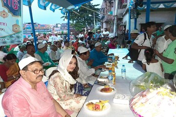 বারুইপুরে ইফতার পার্টিতে মিমি চক্রবর্তী, স্থানীয় মানুষদের সঙ্গে মেতে উঠলেন খোশ
