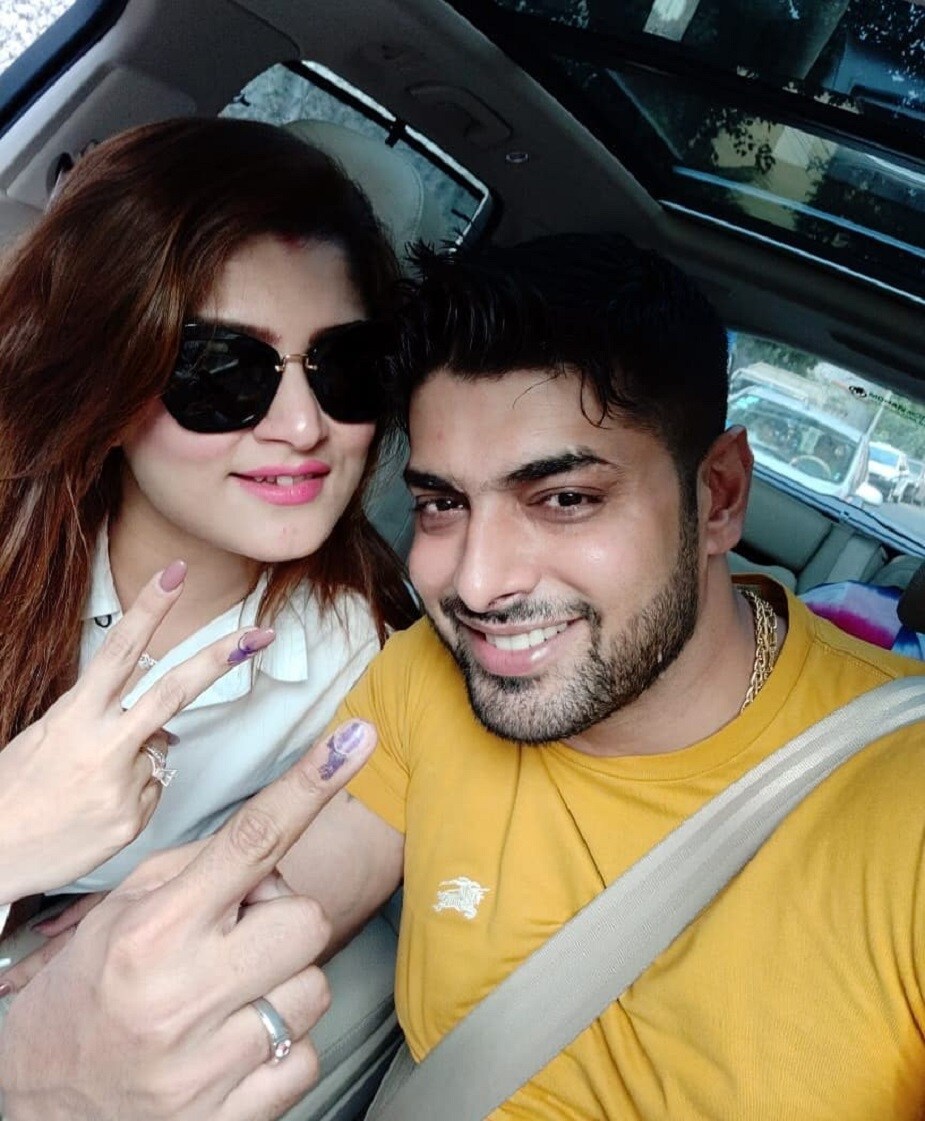 ♦ মধুচন্দ্রিমা থেকে ফিরেই সচেতন নাগরিক হিসেবে ভোটটাও দিয়েছেন শ্রাবন্তী ও রোশন ৷ ছবি: ইনস্টাগ্রাম ৷ ♦ মধুচন্দ্রিমা থেকে ফিরেই সচেতন নাগরিক হিসেবে ভোটটাও দিয়েছেন শ্রাবন্তী ও রোশন ৷ ছবি: ইনস্টাগ্রাম ৷