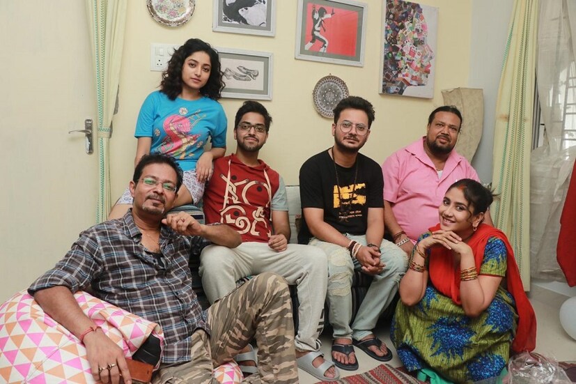 নতুন ছবিতে  জুটি বাঁধতে চলেছেন ইশা সাহা ও অনুভব কাঞ্জিলাল ৷ ছবির নাম ‘সহবাসে’ ! ইশা ও অনুভব দু’জনে টলিউডে নতুন হলেও, ইতিমধ্যেই নজরে কেড়েছেন ৷ আর তাই তো ছবির পরিচালক অঞ্জন কাঞ্জিলাল ছবির মূল চরিত্রে সাইন করিয়ে ফেলেছেন ইশা ও অনুভবকে ৷ 