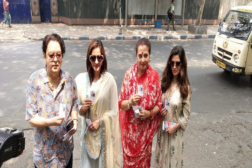 ভোট দিতে পোলিং বুথে একত্রে সেন পরিবার ৷ ফটো- সিদ্ধার্থ সরকার