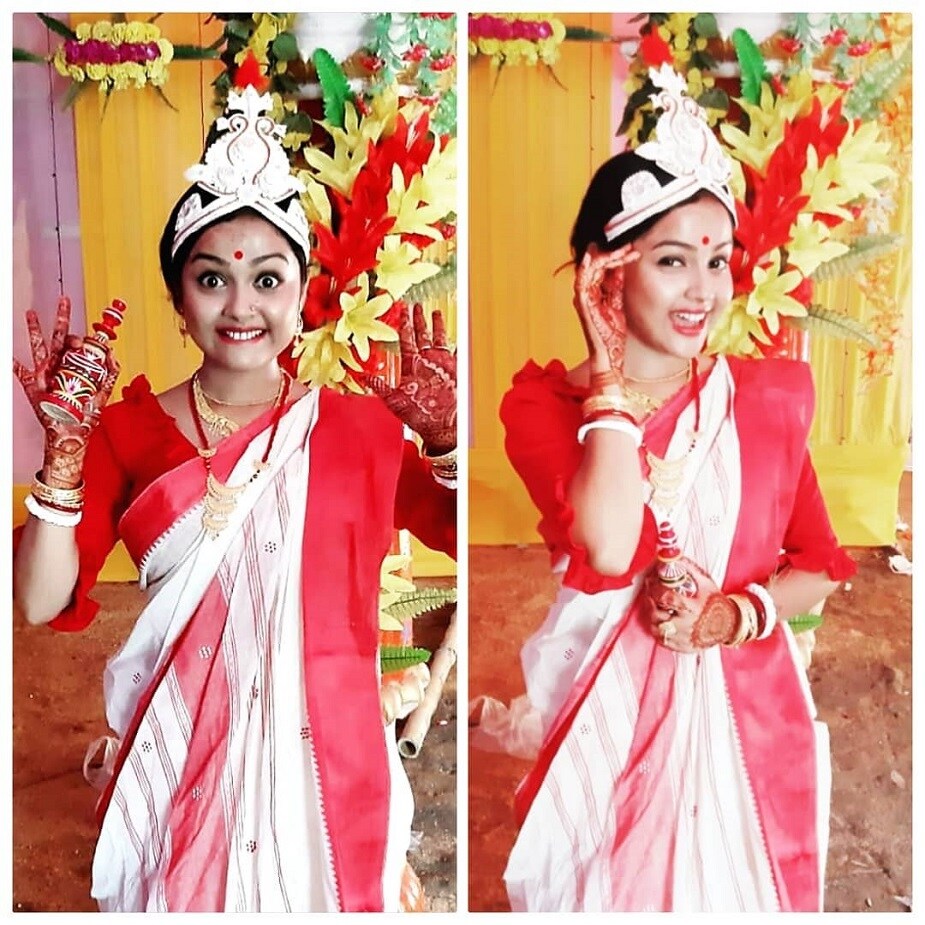 ♦ উল্লেখ্য, ‘মহাপীঠ তারাপীঠ’ধারাবাহিকে মা তারার ভূমিকায় অভিনয় করছেন নবনীতা ৷ এর আগে অর্ধাঙ্গিনী ধারাবাহিকের নায়িকাও ছিলেন তিনি ৷ অন্যদিকে, জিতু কমলও এই মুহূর্তে অভিনয় করছেন মহাপীঠ তারাপীঠ-এ ৷ এর আগে জিতুকে দেখা গিয়েছে ‘রাগে অনুরাগে’,‘রাঙিয়ে দিয়ে যাও’-এর মতো ধারাবাহিকে নায়কের ভূমিকায় ৷ এর পাশাপাশি ঋতুপর্ণার সেনগুপ্ত’র হিরো হিসেবে একটি বাংলা ছবিও করছেন জিতু ৷ ♦ উল্লেখ্য, ‘মহাপীঠ তারাপীঠ’ধারাবাহিকে মা তারার ভূমিকায় অভিনয় করছেন নবনীতা ৷ এর আগে অর্ধাঙ্গিনী ধারাবাহিকের নায়িকাও ছিলেন তিনি ৷ অন্যদিকে, জিতু কমলও এই মুহূর্তে অভিনয় করছেন মহাপীঠ তারাপীঠ-এ ৷ এর আগে জিতুকে দেখা গিয়েছে ‘রাগে অনুরাগে’,‘রাঙিয়ে দিয়ে যাও’-এর মতো ধারাবাহিকে নায়কের ভূমিকায় ৷ এর পাশাপাশি ঋতুপর্ণার সেনগুপ্ত’র হিরো হিসেবে একটি বাংলা ছবিও করছেন জিতু ৷