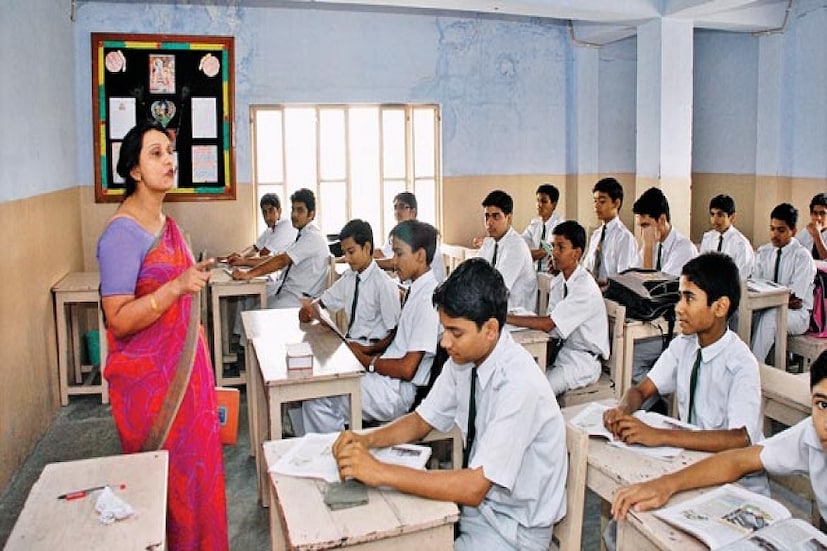 এই নির্দেশেই সমস্যায় পড়েছে প্রাথমিক শিক্ষা পর্ষদ ৷ ভুল প্রশ্নের কারণে এখন পরীক্ষার্থীদের প্রাপ্ত নম্বরে আরও ৬ নম্বর জুড়লে মেধাতালিকার আমূল পরিবর্তন ঘটবে ৷ আরও চাকরিপ্রার্থীদের নম্বর বাড়বে এবং আরও হাজার হাজার প্রার্থীকে চাকরি দিতে হবে ৷প্রতীকী ছবি ৷