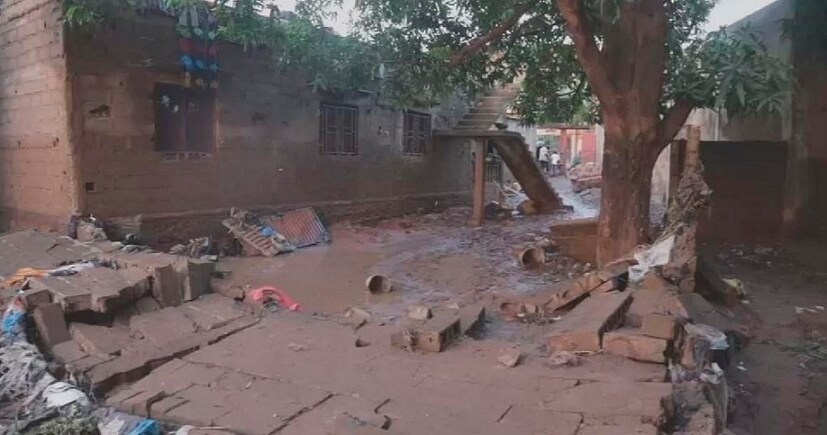 ♦ তবে আজ দুপুর নাগাদ জল  ধীরে ধীরে নেমে যাওয়ার কারণে শহরজুড়ে গাড়ি চলাচল শুরু হয়েছে। কিন্তু শহরের বেশ কিছু স্থানে এখনও গভীর কাদামাটি জমে রয়েছে। যা চলাচলে বিঘ্ন সৃষ্টি করছে। ছবি: ট্যুইটার ৷