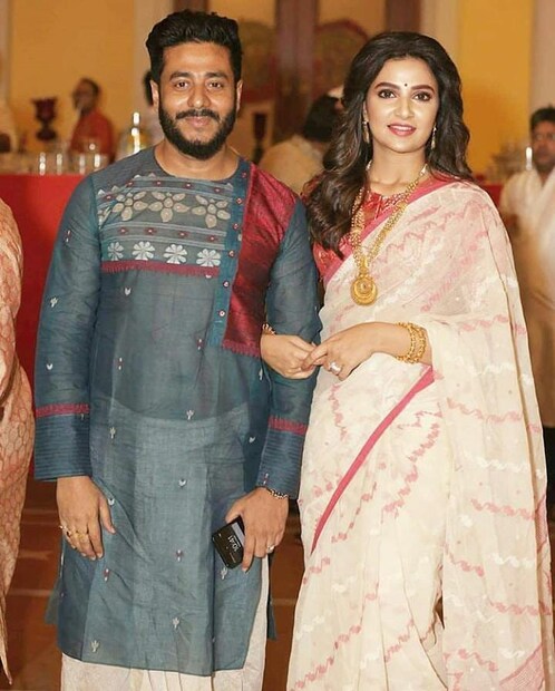 • সেখানে দারুণ এনজয় করছেন জুটিতে ৷ ছবি-ভিডিও নিয়মিত শেয়ার করছেন সোশ্যাল মিডিয়ায় ৷ দুবাইয়ের বিখ্যাত স্কাই ডাইভিংও করেছেন তাঁরা ৷ ছবি: ইনস্টাগ্রাম ৷