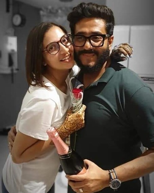 • অ্যানিভার্সারি নিজেদের মতো করে সেলিব্রেটও করলেন তাঁরা ৷ হাতে মেহন্দি পরতেও ভুললেন না শুভশ্রী ৷ ছবি: ইনস্টাগ্রাম ৷