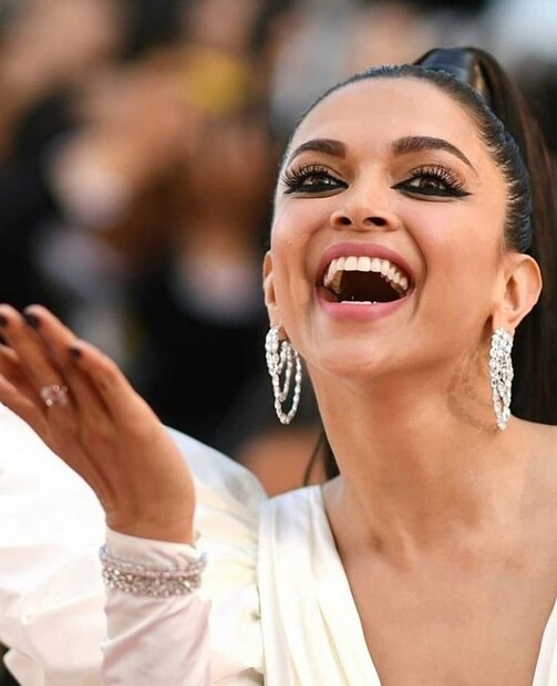 • দ্বিতীয় দিন সকাল থেকেই পরপর ড্রেস চেঞ্জ করলেন মিসেস রণবীর সিং ৷ ফোটোশ্যুটের জন্য চারটি পোশাক বেছে নিলেন তিনি ৷ ছবি: ইনস্টাগ্রাম ৷