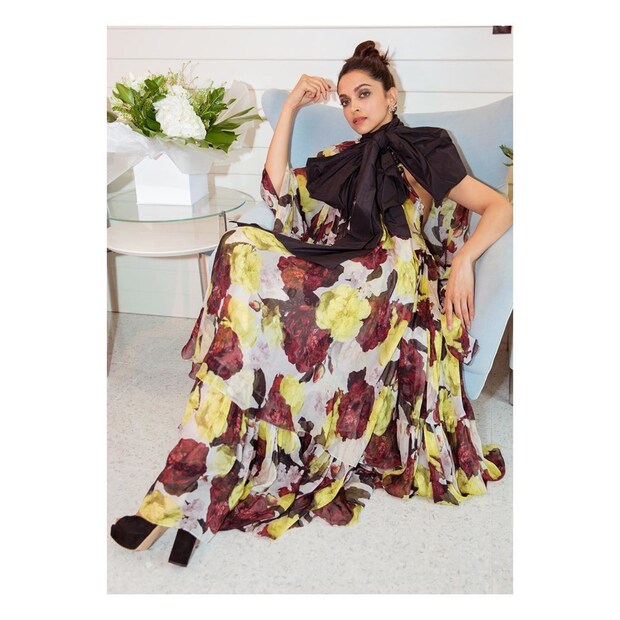 • শেষে পরেছিলেন সাদা-হলুদ-মেরুন-কালোয় লং ড্রেস ৷ ছবি: ইনস্টাগ্রাম ৷