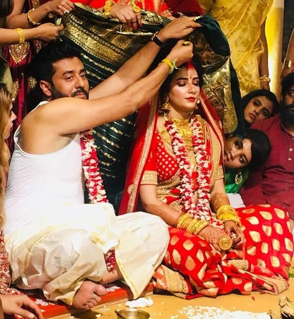 • আসলে বাঙালি ঘরের রেওয়াজ হল বিয়ের এক বছরের মধ্যে মেয়েদের চুল কাটতে নেই ৷ সে কারণে এতদিন চুলে কাঁচি চালাননি শুভশ্রী ৷ ছবি: ইনস্টাগ্রাম ৷