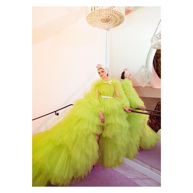 • অবশেষে রেড কার্পেট ৷ সেখানেই তাক লাগিয়ে দিলেন মস্তানি ৷ লাইম গ্রিন গাউন সঙ্গে মাথায় পিঙ্ক পাগড়ি... দারুন লাগছিল দীপিকাকে ৷ ছবি: ইনস্টাগ্রাম ৷