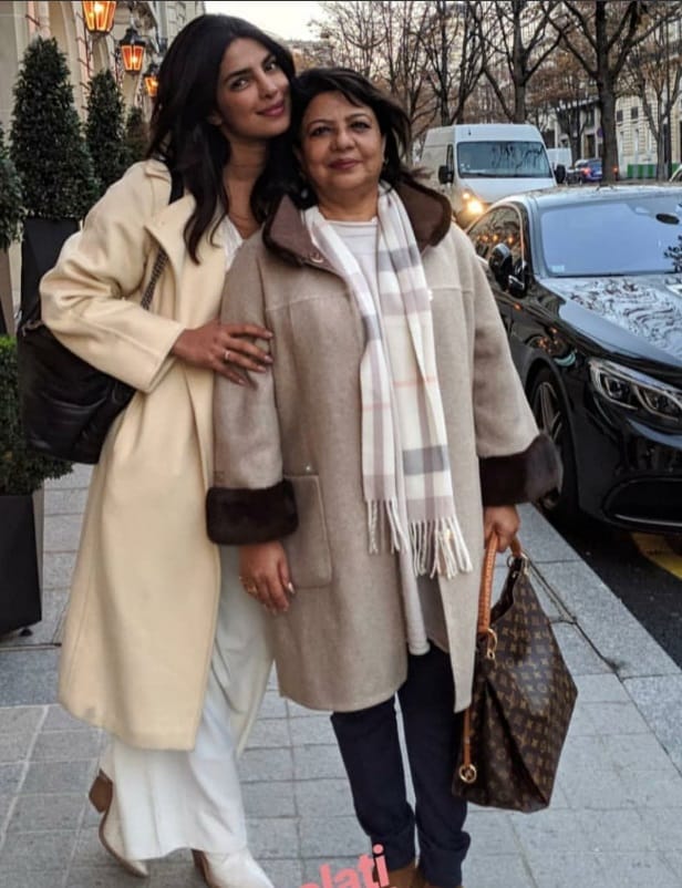 • Met Gala-র পিঙ্ক কার্পেটে প্রিয়াঙ্কা আর নিকের ড্রামাটিক এই আউটফিট দেখে একেকজন একেক রকম মন্তব্য করছেন ৷ ছবি: ইনস্টাগ্রাম ৷ • Met Gala-র পিঙ্ক কার্পেটে প্রিয়াঙ্কা আর নিকের ড্রামাটিক এই আউটফিট দেখে একেকজন একেক রকম মন্তব্য করছেন ৷ ছবি: ইনস্টাগ্রাম ৷