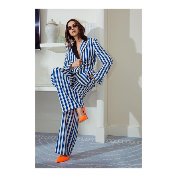 • প্রথম পোশাকটি ছিল সাদা-নীল ব্লেজারের সঙ্গে অরেঞ্জ হিলস ৷ সানগ্লাস আর ক্যাজুয়াল হেয়ার ৷ ছবি: ইনস্টাগ্রাম ৷