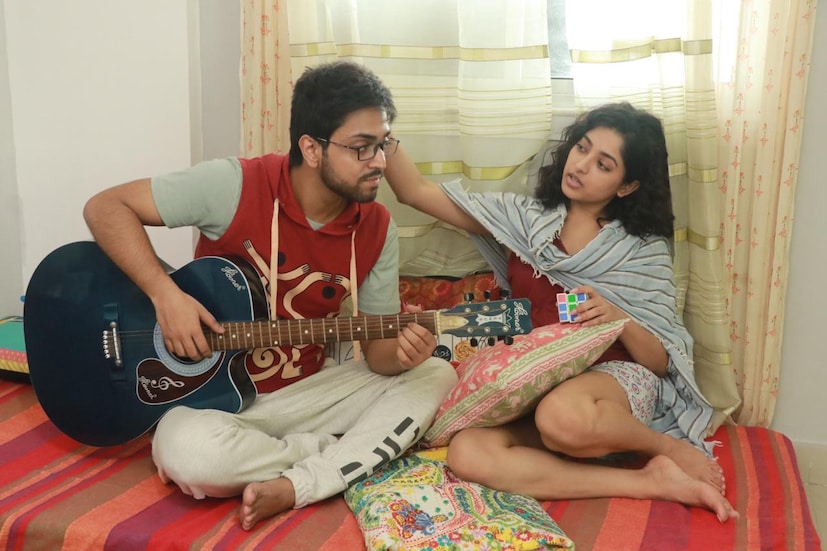 এই ছবিতে ইশা-অনুভব ছাড়াও রয়েছেন, সায়নি ঘোষ, দেবলিনা দত্ত, ব্রাত্য বসু, শুভাশিস মুখোপাধ্যায়, বিশ্বজিৎ চক্রবর্তী, রাহুল, তুলিকা বসু৷