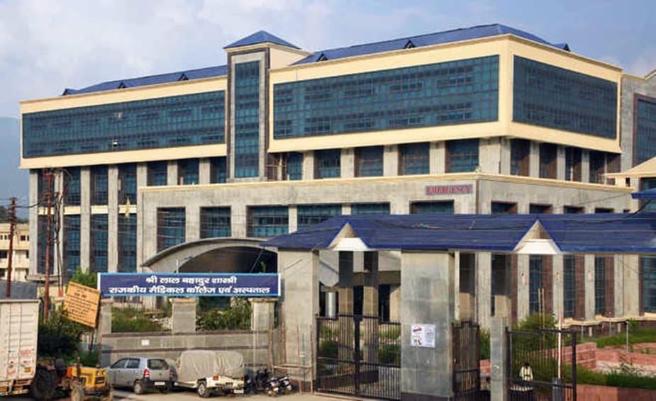 বৃহস্পতিবার হিমাচল প্রদেশের শ্রী লালবাহাদুর শাস্ত্রী সরকারি হাসপাতালে এক রোগী প্রচন্ড পেটে ব্যথা নিয়ে ভর্তি হন ৷ বৃহস্পতিবার হিমাচল প্রদেশের শ্রী লালবাহাদুর শাস্ত্রী সরকারি হাসপাতালে এক রোগী প্রচন্ড পেটে ব্যথা নিয়ে ভর্তি হন ৷