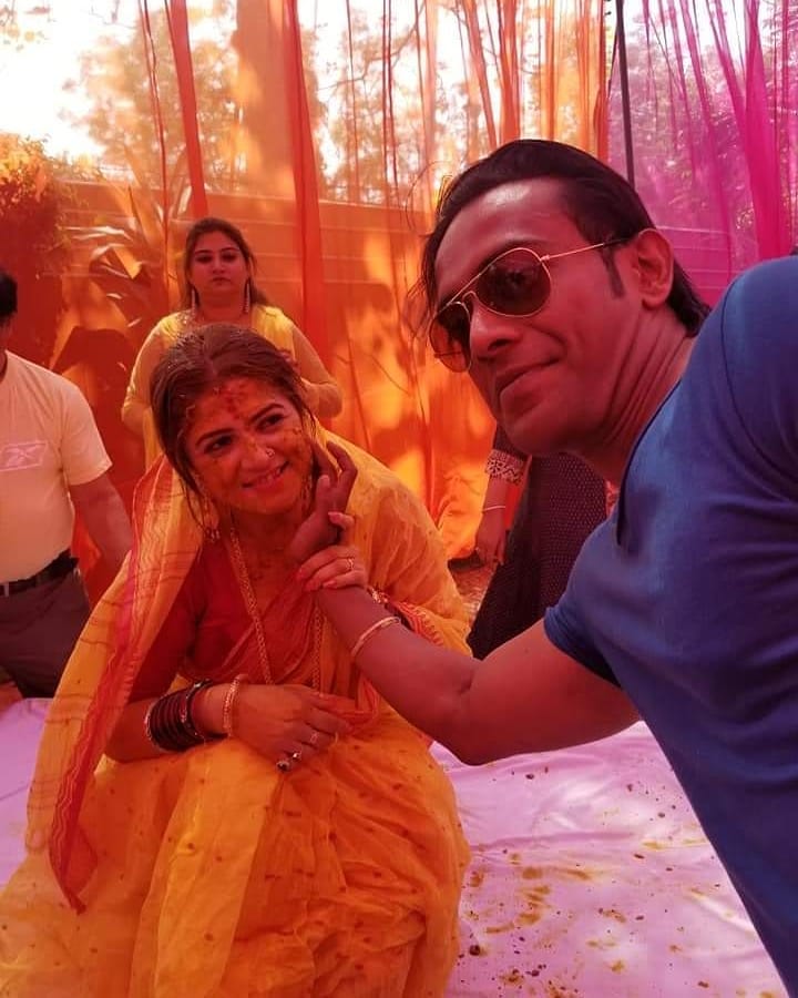 পরনে হলুন শাড়ি ৷ গায়ে হলুদের সাজে একেবারে অন্যরকম মেজাজে শ্রাবন্তী ৷ আত্মীয়-পরিজনদের সঙ্গে ভাগ করে নিলেন আনন্দ ৷ Photo: Instagram পরনে হলুন শাড়ি ৷ গায়ে হলুদের সাজে একেবারে অন্যরকম মেজাজে শ্রাবন্তী ৷ আত্মীয়-পরিজনদের সঙ্গে ভাগ করে নিলেন আনন্দ ৷ Photo: Instagram