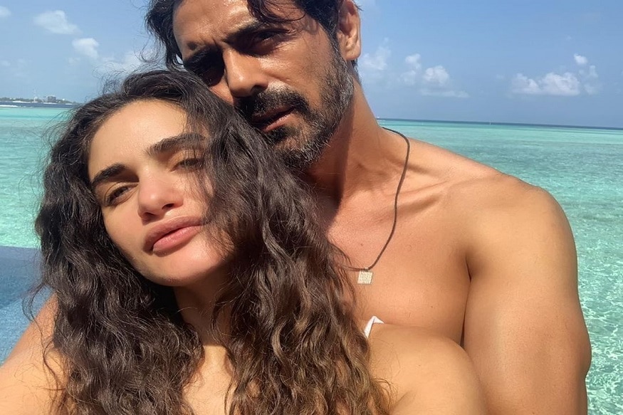 • ফের বাবা হতে চলেছেন বলিউড অভিনেতা অর্জুন রামপাল ৷ সম্প্রতি নিজেই সোশ্যাল মিডিয়ায় শেয়ার করেছেন সেই খবর ৷ সঙ্গে শেয়ার করেছেন প্রেগন্যান্ট অবস্থায় বান্ধবী গ্যাব্রিয়েলের ছবিও ৷ ছবি: ইনস্টাগ্রাম ৷ • ফের বাবা হতে চলেছেন বলিউড অভিনেতা অর্জুন রামপাল ৷ সম্প্রতি নিজেই সোশ্যাল মিডিয়ায় শেয়ার করেছেন সেই খবর ৷ সঙ্গে শেয়ার করেছেন প্রেগন্যান্ট অবস্থায় বান্ধবী গ্যাব্রিয়েলের ছবিও ৷ ছবি: ইনস্টাগ্রাম ৷