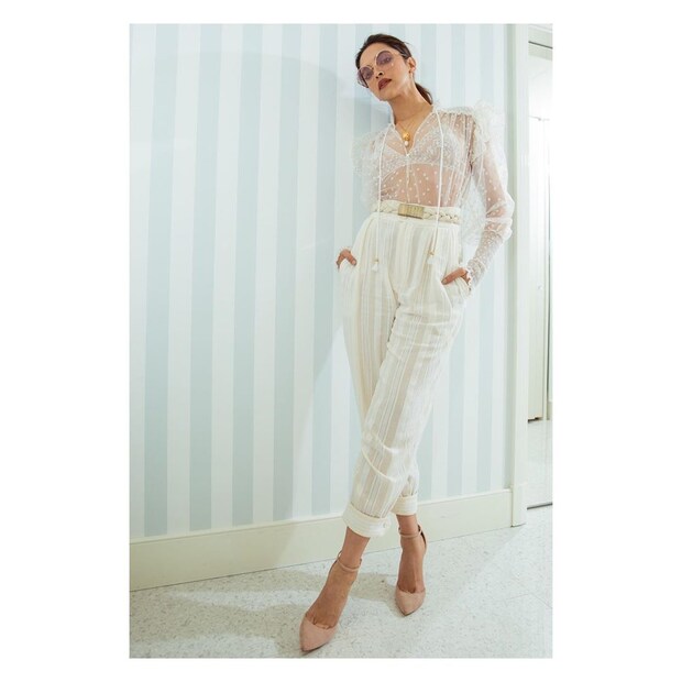 • এরপর বেছে নিলেন সাদা লেসের টপ আর সাদা প্যান্ট ৷ ট্রান্সপারেন্ট রাউন্ড গ্লাস চশমায় দূর্দান্ত দেখতে লাগছিল তাঁকে ৷ ছবি: ইনস্টাগ্রাম ৷