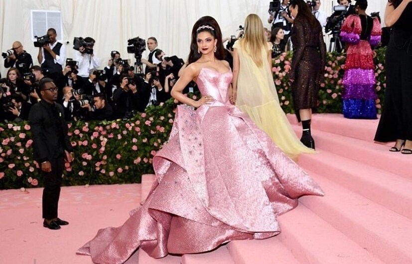  ♦ গত দু’বার তিনি মেকআপ নিয়ে ওতোটা পরীক্ষা-নিরীক্ষা করার সাহস দেখাননি ৷ তবে এ বার দীপিকা তাঁর মেকআপে নিয়ে একটু এক্সপেরিমেন্ট করেছেন ৷ সেই সঙ্গে মাথায় করেছিলেন হাই পাফড পনিটেল ৷ ছবি: ইনস্টাগ্রাম ৷