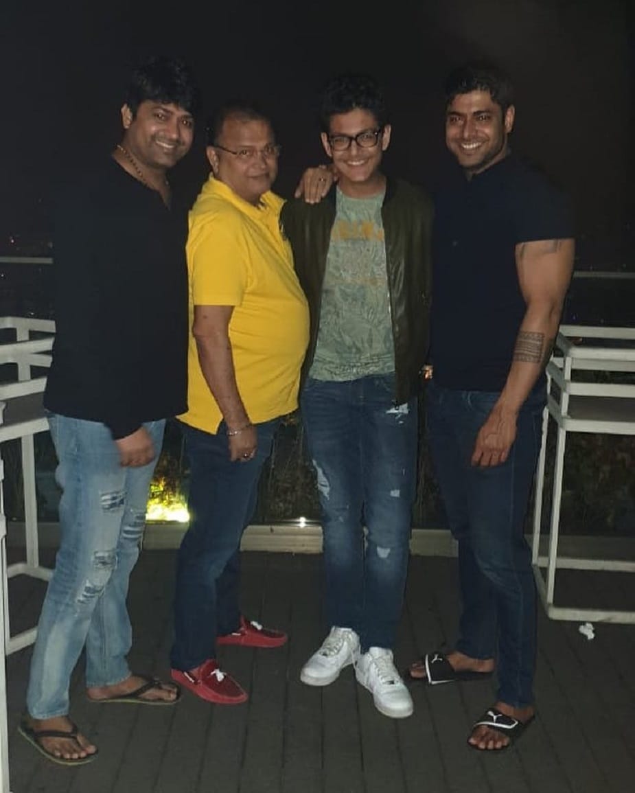 ♦ এমন ব্যক্তিগত প্রশ্নতেও জর্জরিত হতে হয়েছিল অভিনেত্রী ৷ তবে, অবশ্য কোনও রাখঢাক না করেই শ্রাবন্তী জানিয়েছিলেন, রোশনের সঙ্গে ঝিনুকের সম্পর্কটা এক্কেবারে বন্ধুর মতো ৷ রোশন ঝিনুকের খুব পছন্দের মানুষ ৷ ♦ এমন ব্যক্তিগত প্রশ্নতেও জর্জরিত হতে হয়েছিল অভিনেত্রী ৷ তবে, অবশ্য কোনও রাখঢাক না করেই শ্রাবন্তী জানিয়েছিলেন, রোশনের সঙ্গে ঝিনুকের সম্পর্কটা এক্কেবারে বন্ধুর মতো ৷ রোশন ঝিনুকের খুব পছন্দের মানুষ ৷
