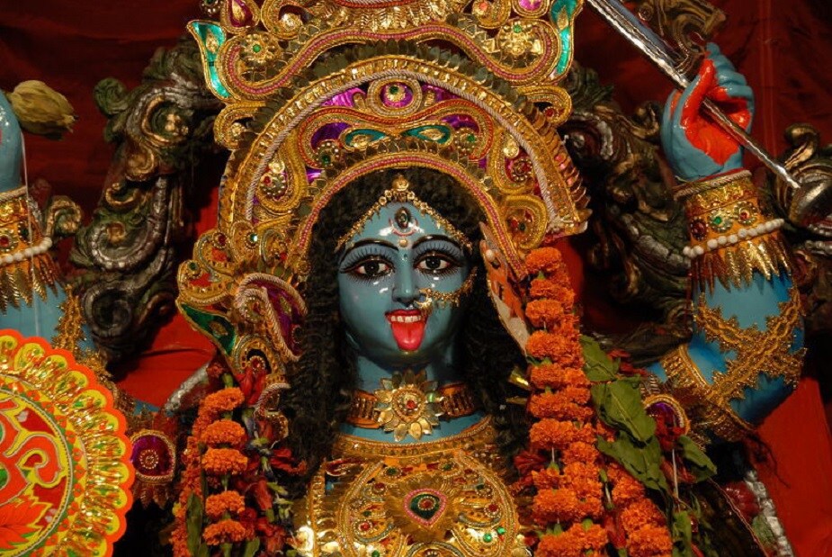 ♦ ১২৮০ বঙ্গাব্দের জ্যৈষ্ঠ মাসের অমাবস্যার নিশিথে তিনি দক্ষিণেশ্বরে আদ্যাশক্তির সগুণরূপের পুজো করেছিলেন। ♦ ১২৮০ বঙ্গাব্দের জ্যৈষ্ঠ মাসের অমাবস্যার নিশিথে তিনি দক্ষিণেশ্বরে আদ্যাশক্তির সগুণরূপের পুজো করেছিলেন।