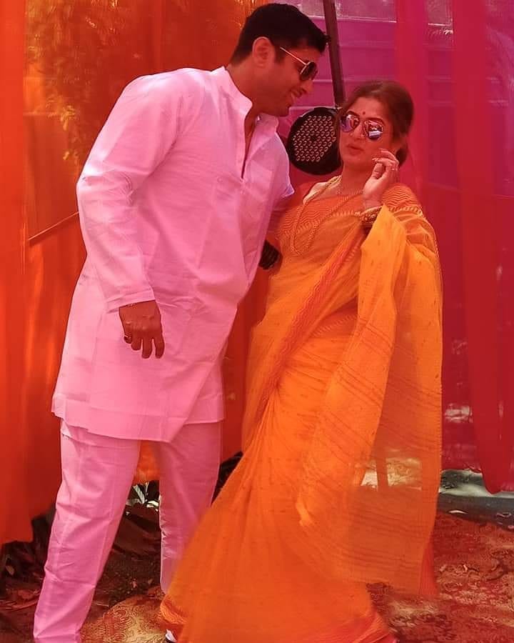 শ্রাবন্তীর পরনে হলুদ ৷ আর উল্টোদিকে রোশনের পরনে সাদা কুর্তা-পাজামা ৷ নজর কাড়লেন দম্পতি ৷ Photo: Instagram শ্রাবন্তীর পরনে হলুদ ৷ আর উল্টোদিকে রোশনের পরনে সাদা কুর্তা-পাজামা ৷ নজর কাড়লেন দম্পতি ৷ Photo: Instagram