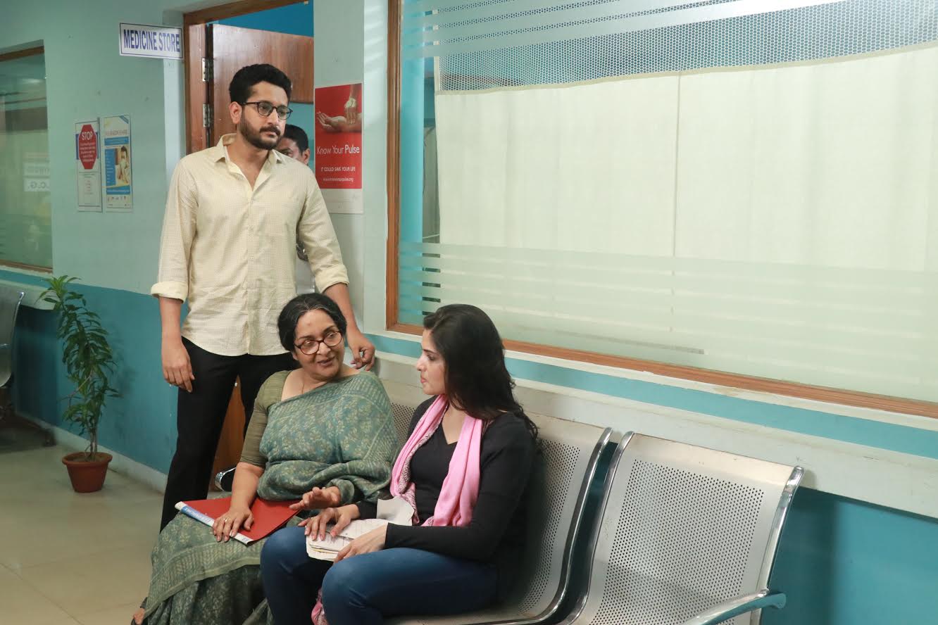 টুয়াদের বাড়ির পাশেই এল নতুন প্রতিবেশি ৷ আর তারপর থেকেই গায়েব ছোট্ট মেয়ে জিনিয়া ! কোথায় গেল জিনিয়া ? কিডন্যাপ? নাকি কোথাও হারিয়ে গেল? এরকমই এক রোমাঞ্চে মোড়া গল্প নিয়ে হাজির হচ্ছেন পরিচালক অরিন্দম ৷ টুয়াদের বাড়ির পাশেই এল নতুন প্রতিবেশি ৷ আর তারপর থেকেই গায়েব ছোট্ট মেয়ে জিনিয়া ! কোথায় গেল জিনিয়া ? কিডন্যাপ? নাকি কোথাও হারিয়ে গেল? এরকমই এক রোমাঞ্চে মোড়া গল্প নিয়ে হাজির হচ্ছেন পরিচালক অরিন্দম ৷