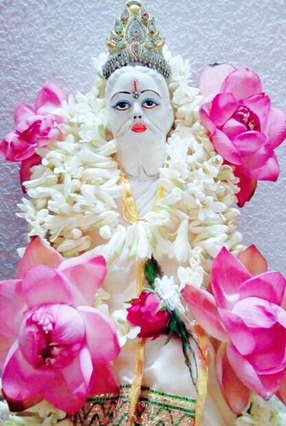 ♦ বাবা লোকনাথের পুজোর জন্য কোনও আড়ম্বর লাগে না ৷ তিনি অত্যন্ত অল্পেই সন্তুষ্ট তাঁর পুজোয় শুধুমাত্র ফুল, ধূপ, চন্দন ও অবশ্যই অমৃতি ও মিছরি ৷ বাবা লোকনাথ অমৃতি ও মিছরি খুব ভালবাসেন ৷ 