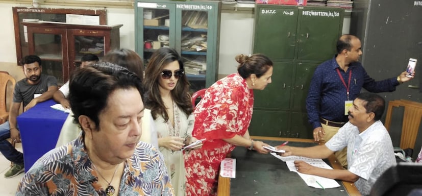 স্বামী ও দুই মেয়েকে সঙ্গে নিয়ে ভোট দিতে পৌঁছলেন মুনমুন সেন ৷  ফটো- সিদ্ধার্থ সরকার