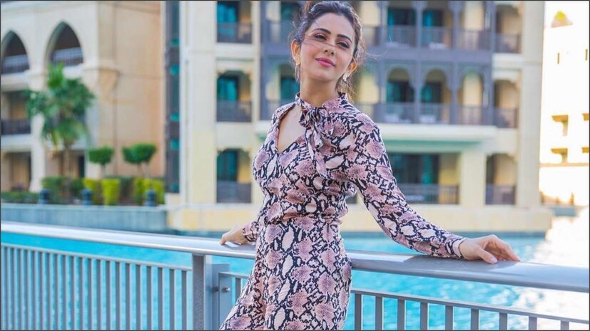 নেটিজেনরা রাকুলকে সোজাসুজি বললেন, প্যান্টের চেন না লাগিয়ে, আপনি কী নারীবাদী সাজছেন? এ কেমন স্টাইল আপনার ৷ 