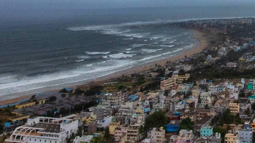 আবহাওয়া অফিস জানিয়েছে, বৃহস্পতিবার বিকেল ৩টায় চট্টগ্রাম সমুদ্রবন্দর থেকে ৯৫৫ কিলোমিটার দক্ষিণ-পশ্চিমে, কক্সবাজার সমুদ্রবন্দর থেকে ৯২৫ কিলোমিটার দক্ষিণ-পশ্চিমে, মোংলা সমুদ্রবন্দর থেকে ৭৯০ কিলোমিটার দক্ষিণ-পশ্চিমে এবং পায়রা সমুদ্র বন্দর থেকে ৮১০ কিলোমিটার দক্ষিণ-পশ্চিমে অবস্থান করছিল। আবহাওয়া অফিস জানিয়েছে, বৃহস্পতিবার বিকেল ৩টায় চট্টগ্রাম সমুদ্রবন্দর থেকে ৯৫৫ কিলোমিটার দক্ষিণ-পশ্চিমে, কক্সবাজার সমুদ্রবন্দর থেকে ৯২৫ কিলোমিটার দক্ষিণ-পশ্চিমে, মোংলা সমুদ্রবন্দর থেকে ৭৯০ কিলোমিটার দক্ষিণ-পশ্চিমে এবং পায়রা সমুদ্র বন্দর থেকে ৮১০ কিলোমিটার দক্ষিণ-পশ্চিমে অবস্থান করছিল।